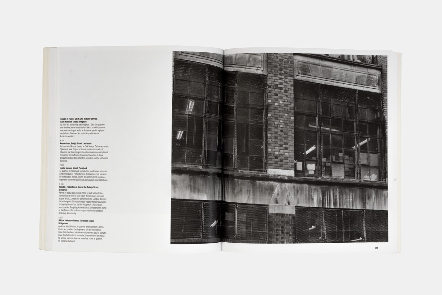 Camille Fallet - Grass Grows - *Grass Grows*
Le Point du jour, 19,7 x 22,4 cm, broché avec jaquette, 122 photographies en couleur et noir & blanc, 168 pages, avec le texte 
